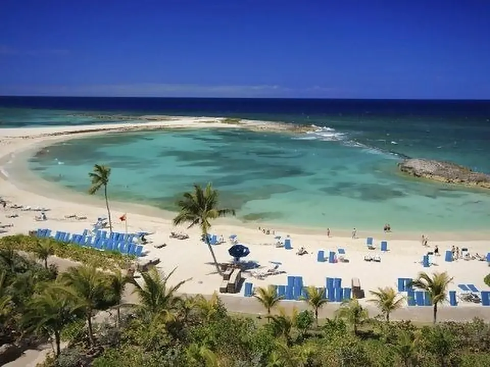 Spiaggia bianca e laguna turchese alle Bahamas