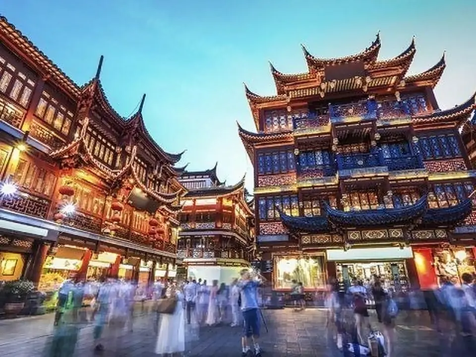 Architetture tradizionali illuminate a Shanghai, Cina