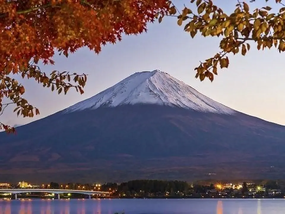 Il monte Fuji innevato con aceri rossi in autunno, Giappone