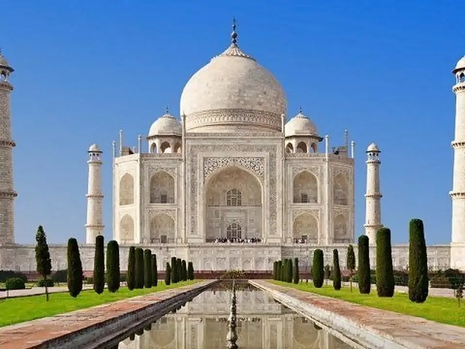 Il Taj Mahal con i giardini e la vasca, Agra, India
