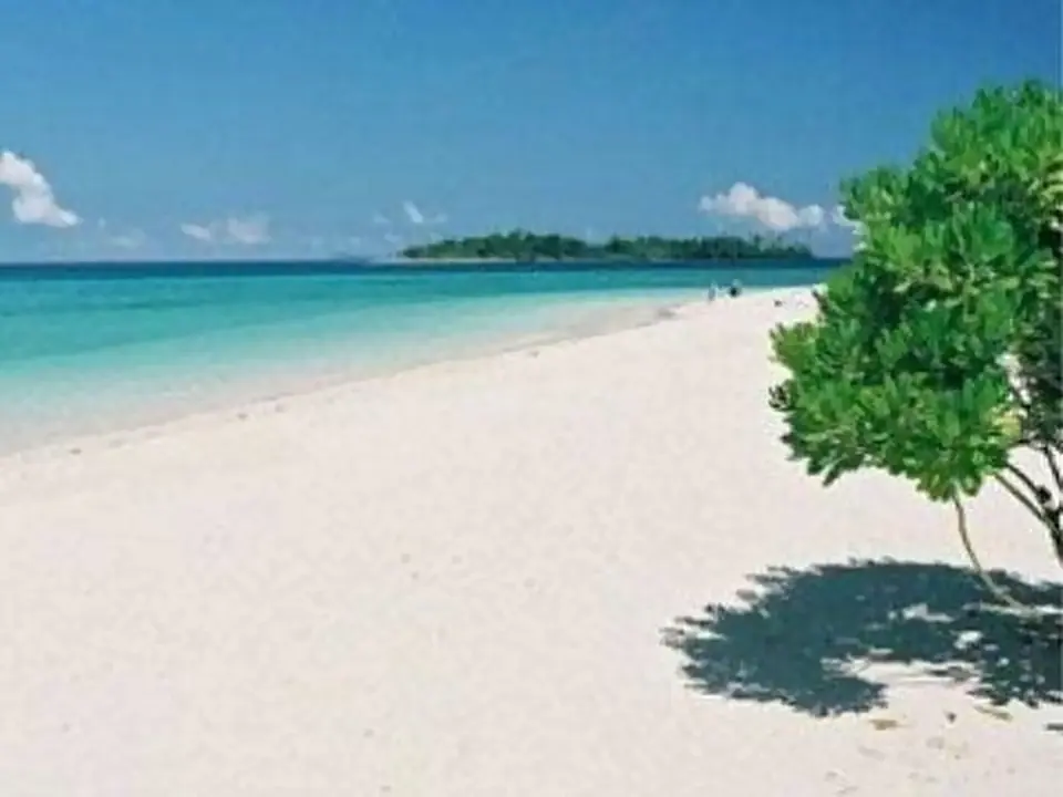 Spiaggia bianca e mare turchese su un'isola dell'Indonesia