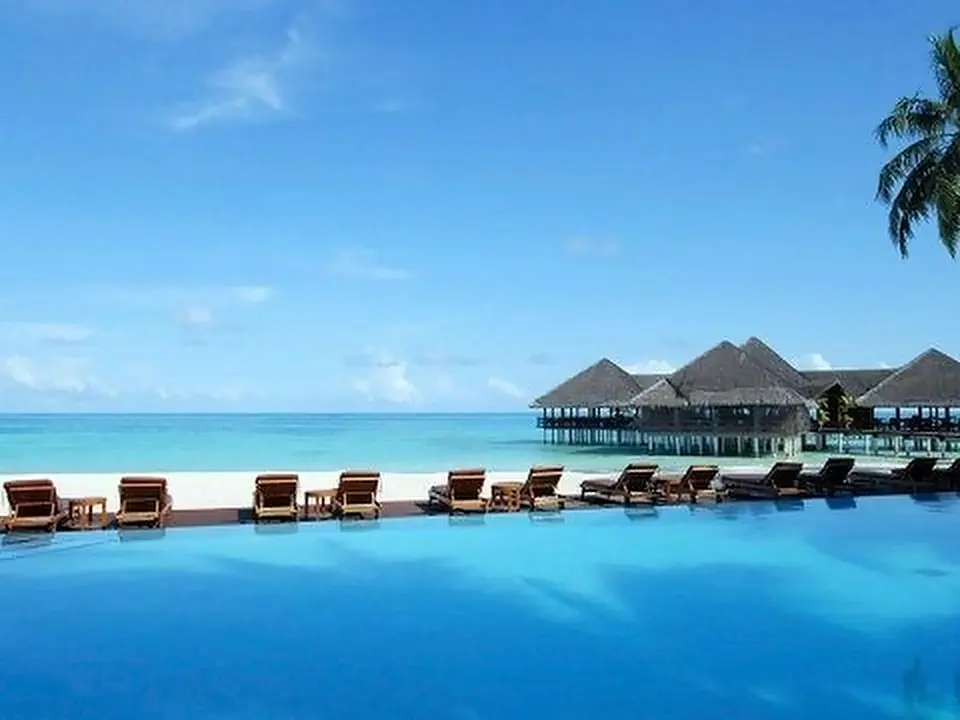 Piscina a sfioro e ville sull'acqua alle Maldive