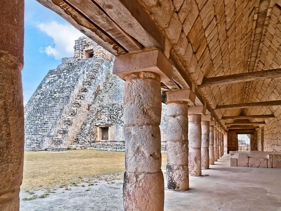 Piramide maya vista da un colonnato in pietra, Yucatán, Messico