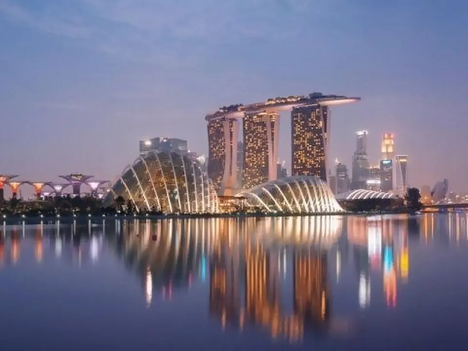 Marina Bay illuminata al crepuscolo, Singapore