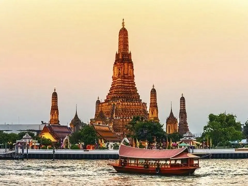Il tempio Wat Arun sul fiume a Bangkok, Thailandia