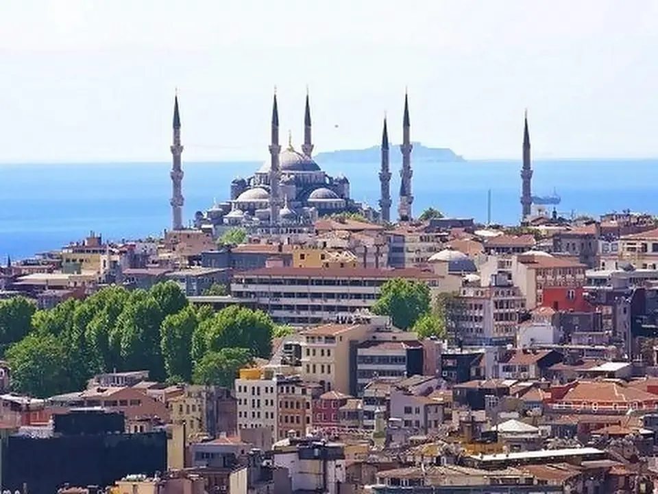 La Moschea Blu sopra i tetti di Istanbul, Turchia