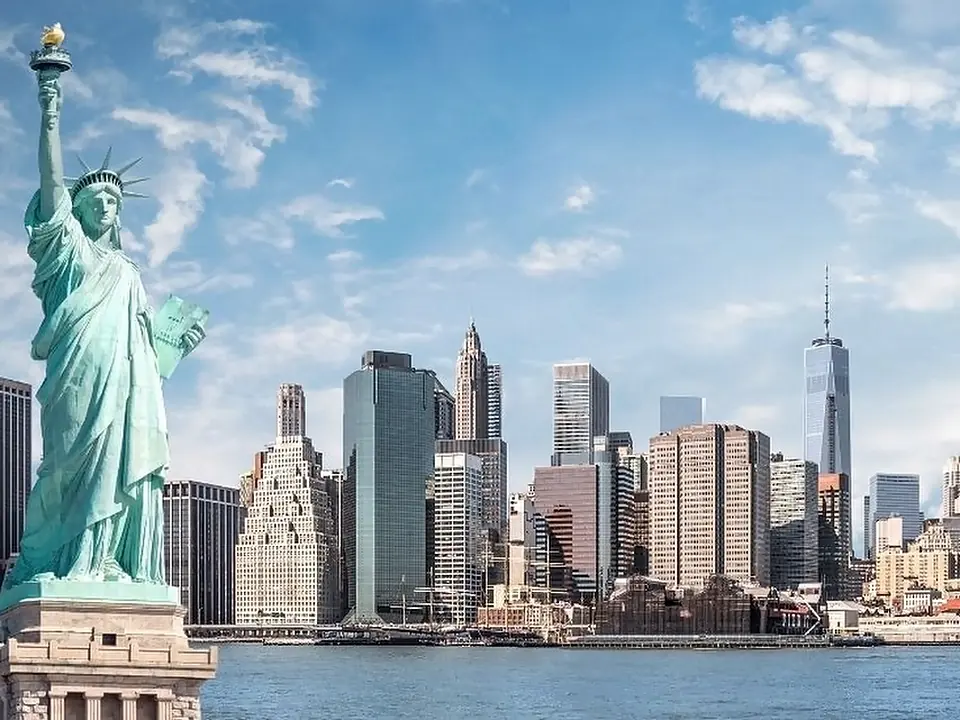 La Statua della Libertà davanti ai grattacieli di Manhattan, New York