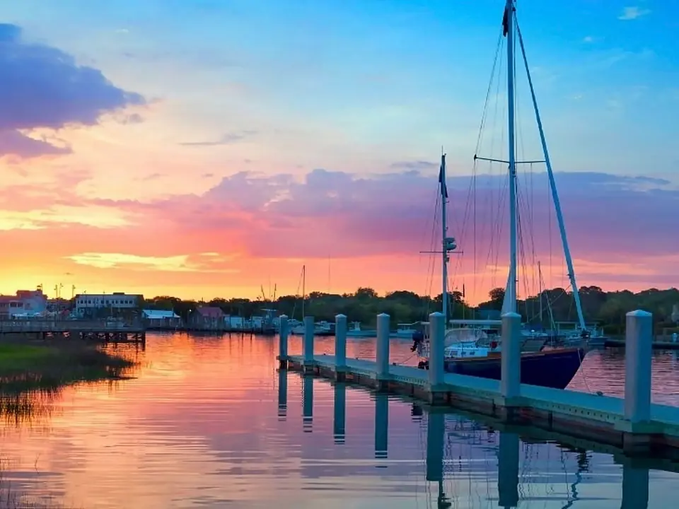 Barche a vela in un porticciolo al tramonto, South Carolina